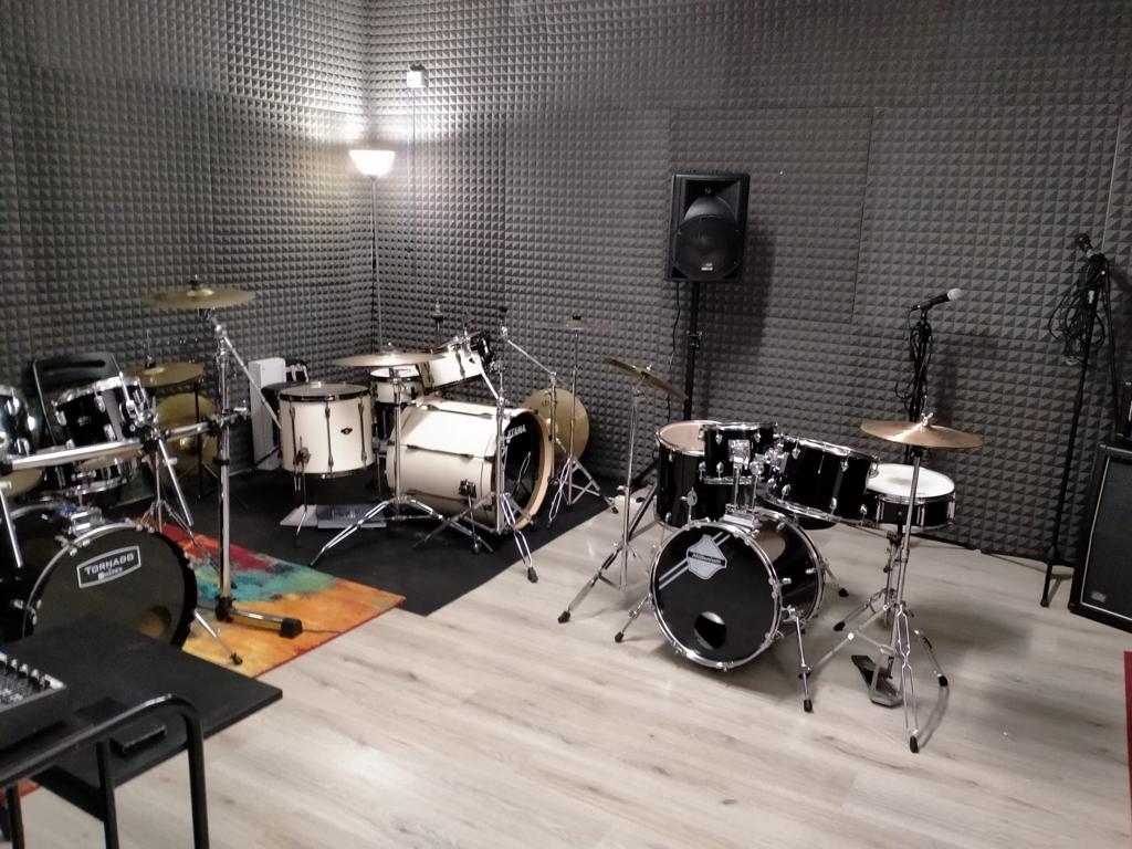 Musicittà - Scuola Musica - corsi musica, canto, batteria, piano ecc a Fino Mornasco Como